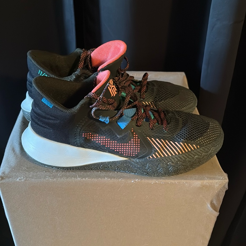 Kyrie Irving youth basketball shoes, size 7